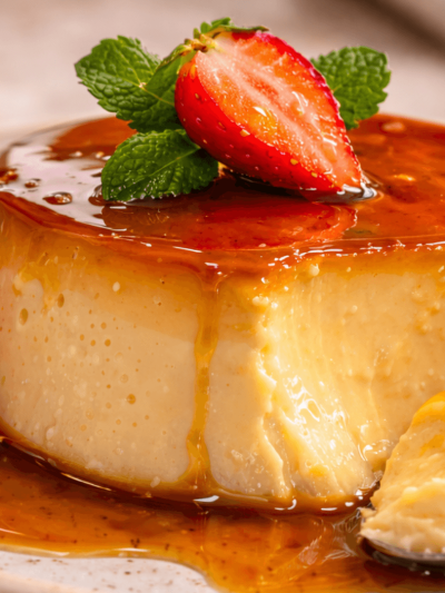 Flan Cremoso con Caramelo y Fresas: Postre Irresistible