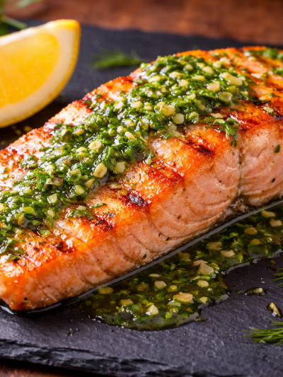 Salmón a la Parrilla con Salsa de Limón y Hierbas: Un Sabor que Conquista